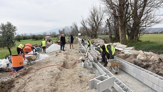 El Ayuntamiento de Baza moderniza un tramo de la acequia del Azud
