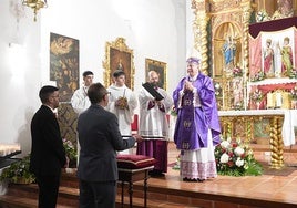 Momento de la bendición de la vara de mando por parte del obispo Francisco Jesús Orozco