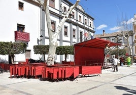 Instalación de la tribuna para el paso de los desfiles procesionales