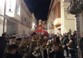 El desfile procesional del Rescate a su paso por la calle de las Monjas