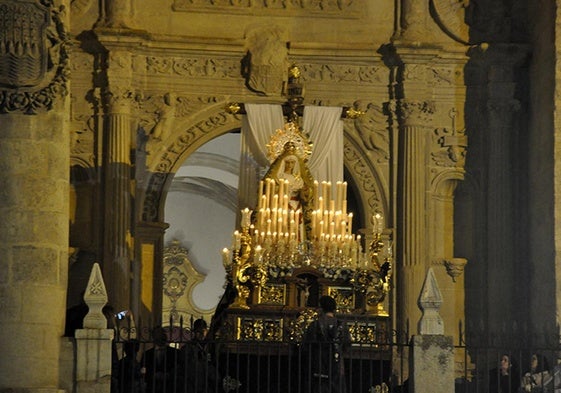 La Virgen María al pie de la Cruz al salir de la Iglesia Mayor de Baza