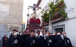 El paso del Cristo de la Misericordia entrando en la calle Mesto