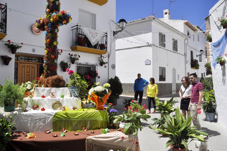 Baza se llena de color y tradición durante cuatros días con la fiesta de las Cruces