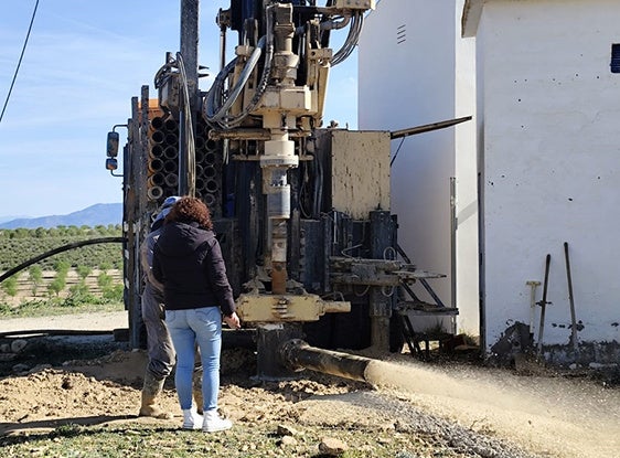 El agua ya brota en el nuevo pozo para abastecer a los vecinos de la Venta del Peral