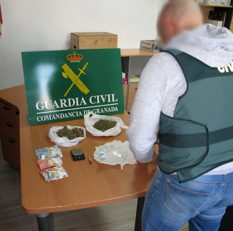 La Guardia Civil desarticula un punto de venta de droga en Caniles
