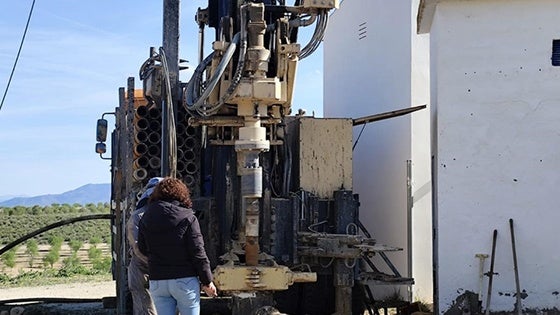 El agua ya brota en el nuevo pozo para abastecer a los vecinos de la Venta del Peral