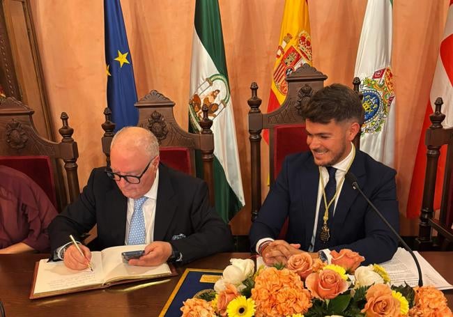 Firma en el libro del Ayuntamiento