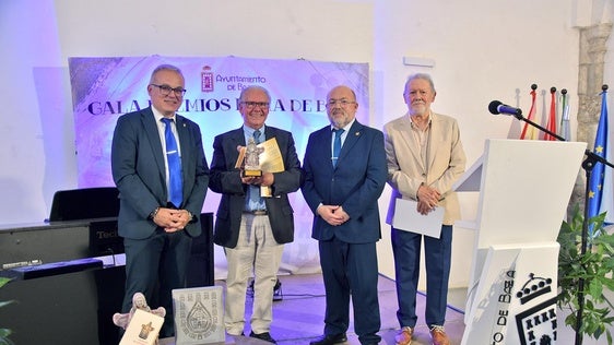 El escritor Manuel Vázquez Medel recibe el Premio Internacional de Poesía «Dama de Baza»