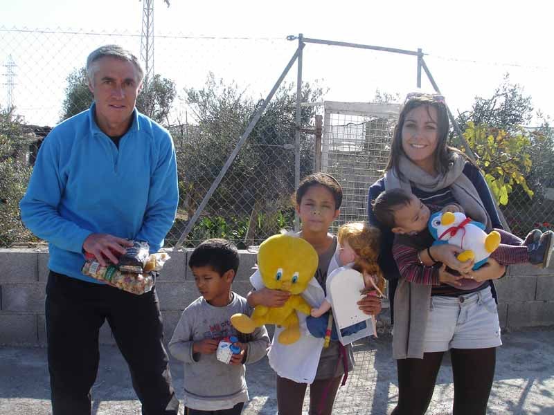 La Asociación Terralgán hace llevar la solidaridad de los niños de Baza  a los inmigrantes del Poniente Almeriense