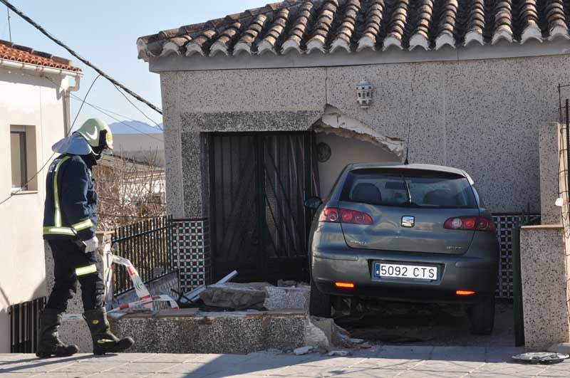 Un vehículo se empotra contra una vivienda en Baza