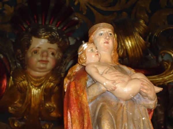 Roban la corona y el manto de la patrona de Baza