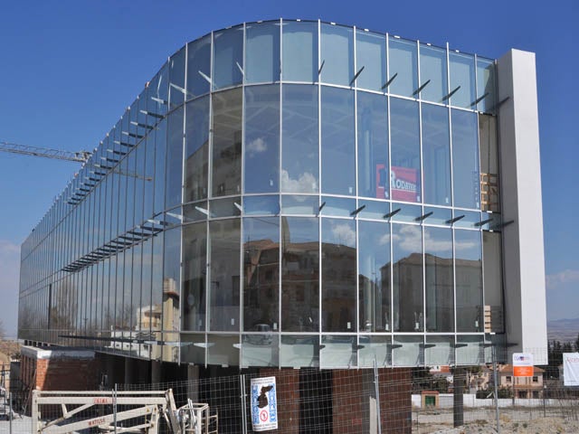 El edificio de la nueva biblioteca  ya luce su brillante imagen