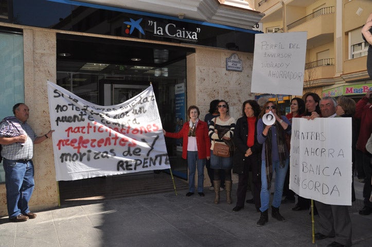Se concentran ante la oficina de la Caixa para exigir que le devuelvan su dinero