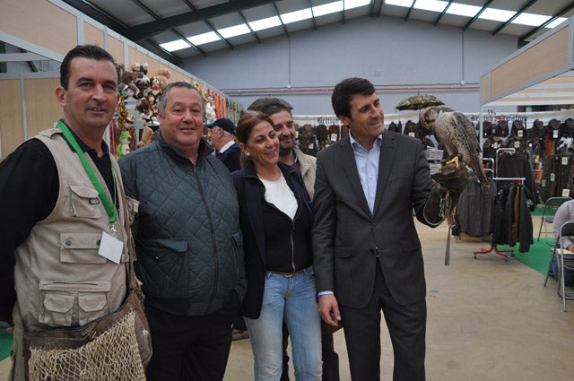 La espectacular exposición de animales disecados y las rapaces atracción de la feria de la caza de Baza