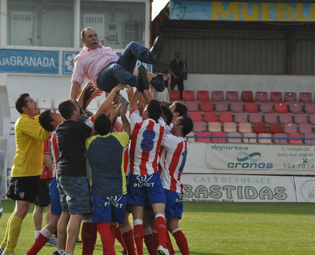 El Baza empata con el campeón  y mantiene la categoría