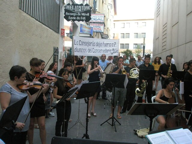 Educación deja en la calle a 7 alumnos del conservatorio “Jose Salinas “de Baza