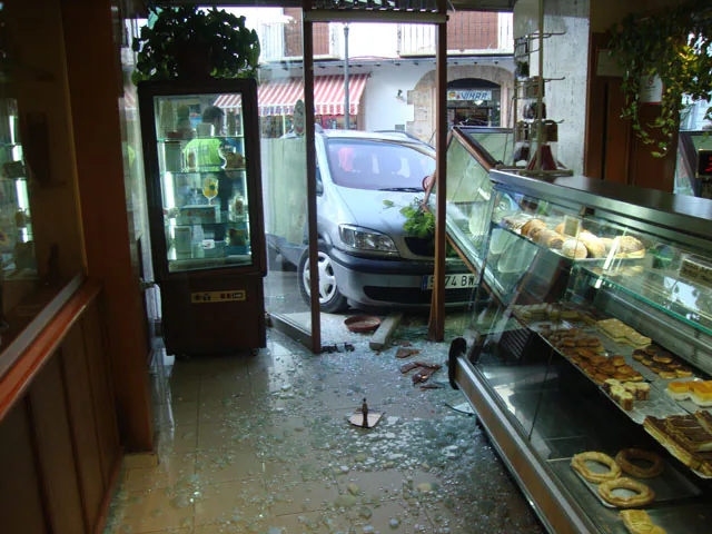 Un vehículo se empotra en una pastelería en la Plaza Mayor de Baza