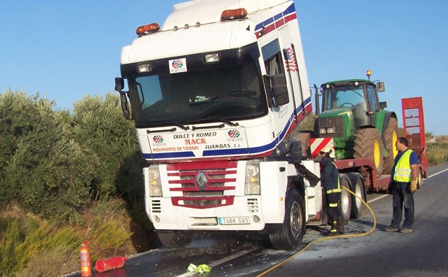 Los bomberos de Baza apagan un incendio en Cuevas del Campo y otro en la A-92