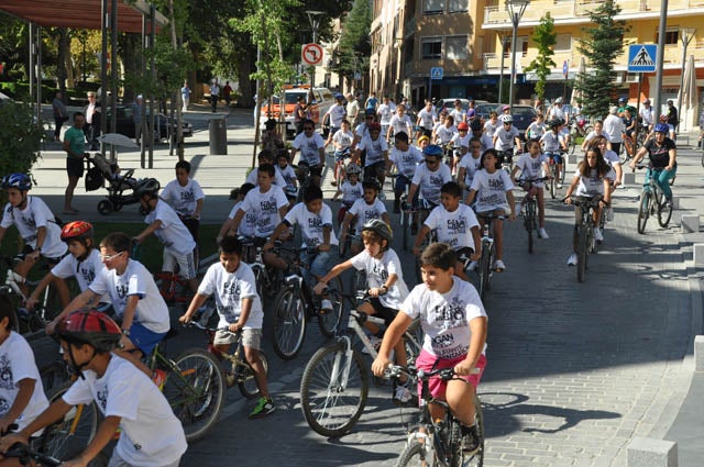 Los ciclistas de Baza recogen 500 kilos de alimentos para Caritas