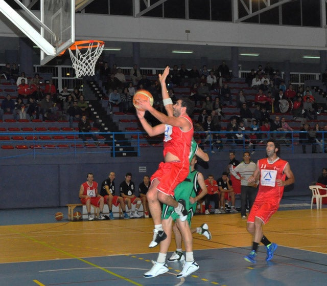 El SDI Baloncesto Baza al C.B Almería 71-58 y sigue líder