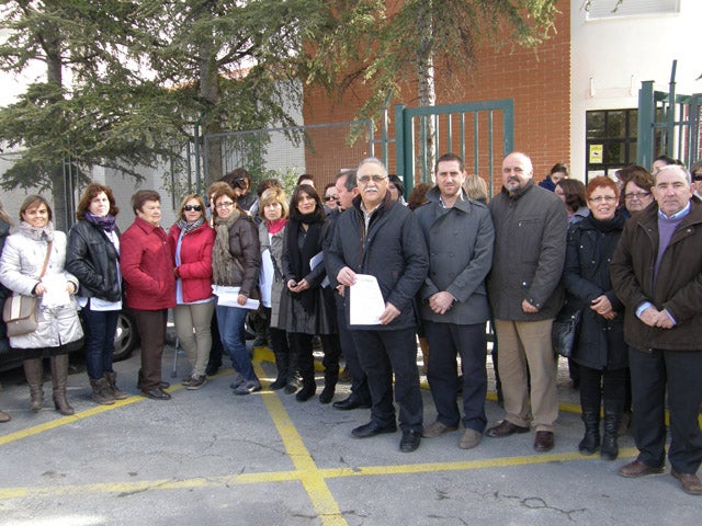 Concentración en Huéscar en defensa de los Servicios Sociales Comunitarios que la Diputación quiere desmantelar