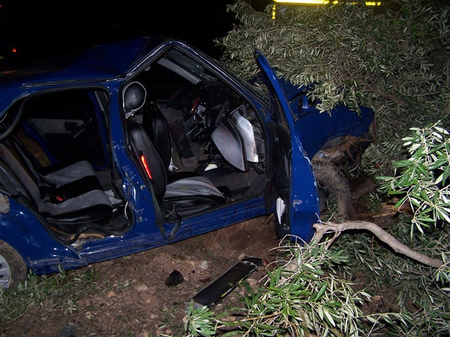 Cuatro heridos al chocar contra un olivo el coche en el que viajaban