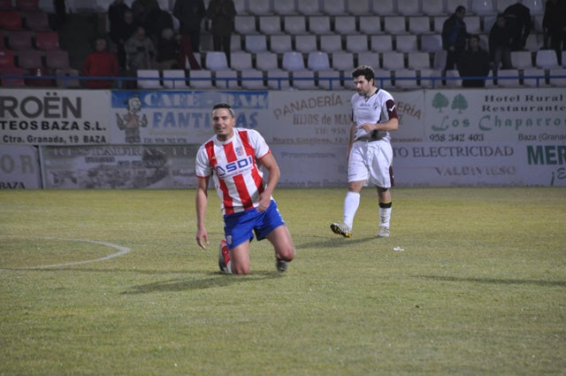 El Baza gana 1-0 al Churriana y se coloca tercero