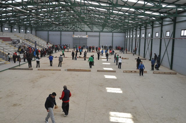 170 jugadores de petanca aportan 1.200 kilos de alimentos para Cáritas Baza