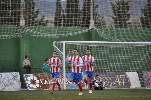 El Baza que pudo golear venció in extremis al Pavía