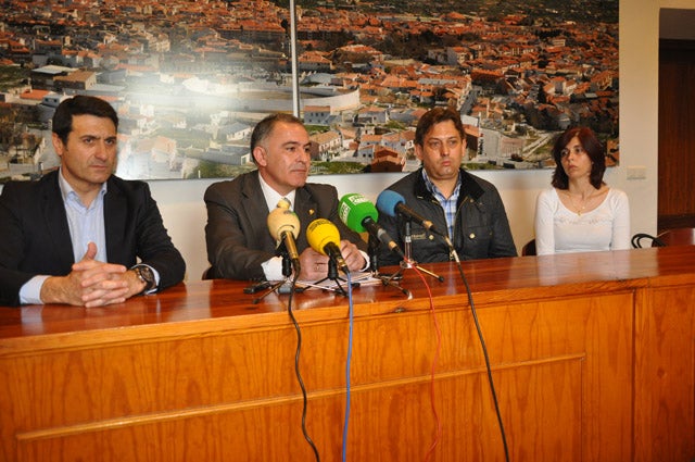 El subdelegado del gobierno ofrece dialogo y compensaciones para  desbloquear la canalización de agua desde Castril