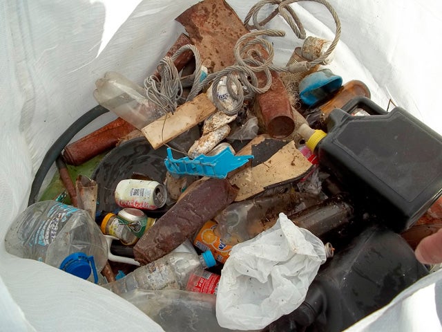 El club de pesca deportiva de Huéscar recoge 200 kilos de basura en la ribera del San Clemente