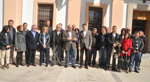 Concentración de alcaldes del PSOE en defensa de la Administración Local
