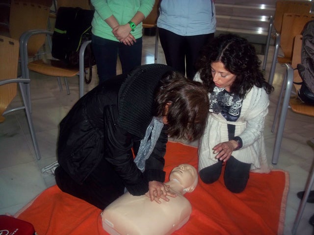 Más de sesenta personas aprenden a actuar para salvar vidas