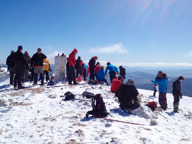 60 senderistas del club Peñón del Toro de Huéscar suben al Pico de la Sagra a 2.383 metros de altitud