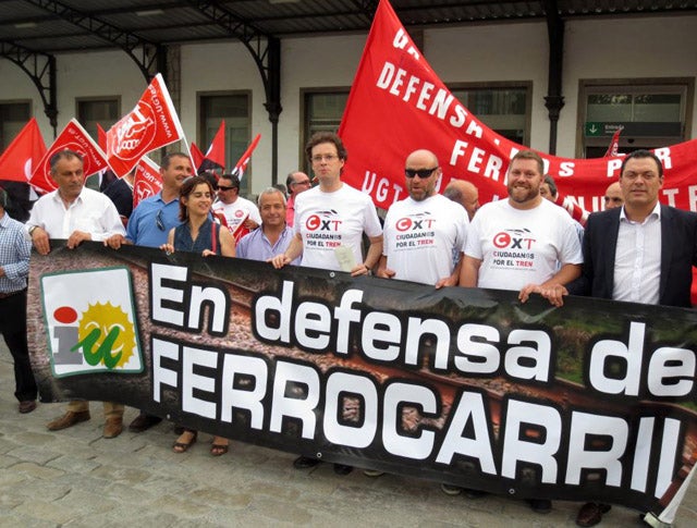 IU de Baza acude a la concentración en defensa del ferrocarril en Granada