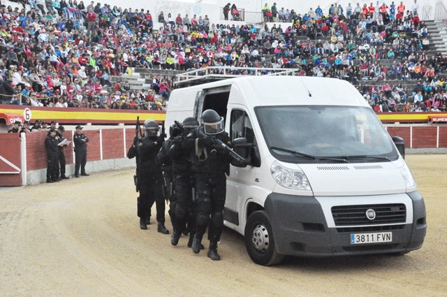 La Policía Nacional sorprende y conquista a los niños de Baza