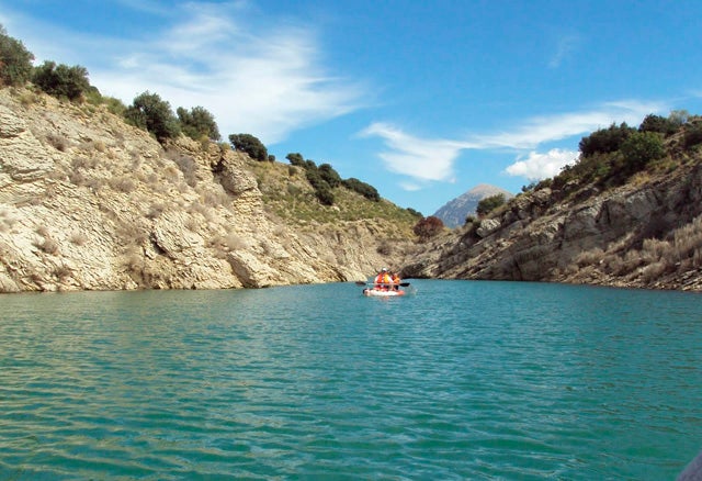 Repoblación de truchas en el embalse de San Clemente de Huéscar