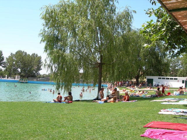 El Ayuntamiento de Huéscar limpia el manantial y piscina natural de Fuencaliente
