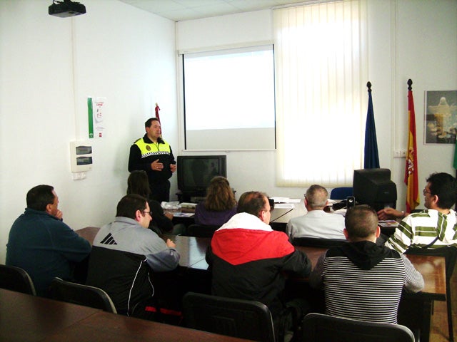 La Asociación Ad-Hoc acude al Aula de Formación de la Policía Local
