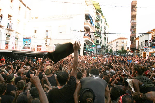 Una marea negra de más de 30.000 mil personas ha teñido de negro la ciudad de Baza en el primer Cascamorras Internacional