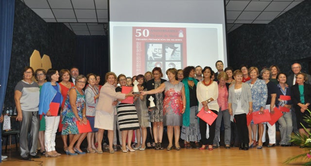 El IES José de Mora de Baza homenajea a las primeras mujeres que poblaron sus aulas hace 50 años