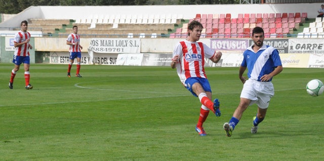 Dos errores defensivos condenan al Baza ante el At. La Zubia 1-3