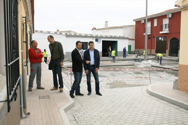 El Ayuntamiento renueva la plaza Manuel Alcón