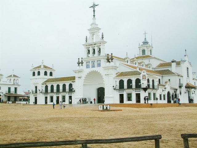 La Asociación Nuestra Señora del Rocío de Baza organiza su peregrinación anual a la aldea almonteña