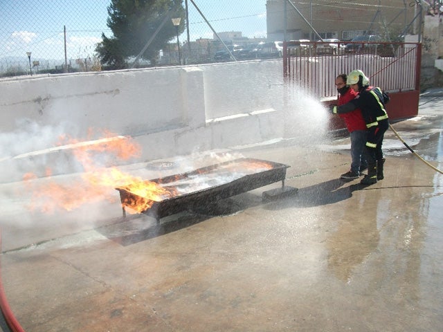 Mil personas han recibido formación en el Parque de Bomberos de Baza  para saber actuar en situaciones de emergencia