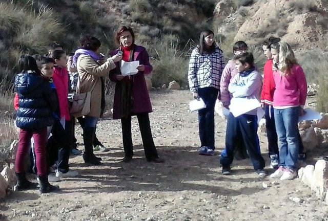 Escolares cullarenses llenan de poesía el Bosque de los Libros