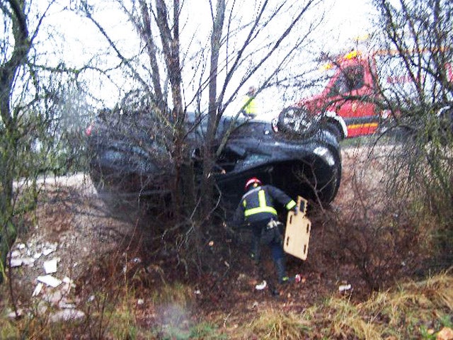 Los bomberos de Baza  rescatan a una persona herida en un accidente de tráfico