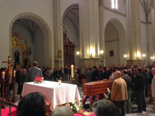 Multitud de personas aistente al funeral  de Abelardo Genaro , fallecido en un incendio