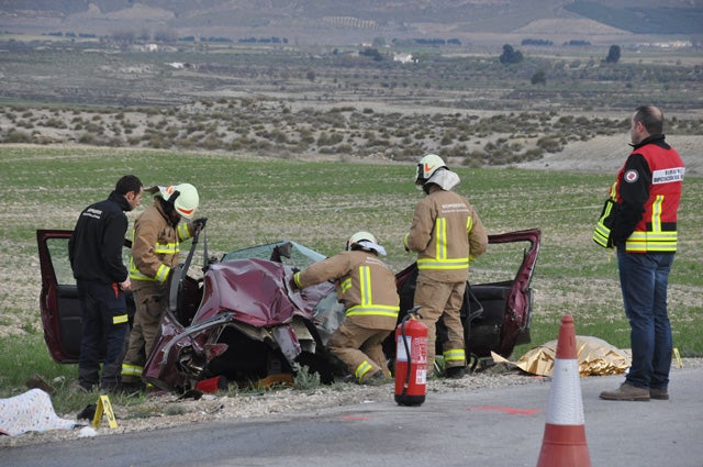 Tres vecinos de Castillejar mueren en una colisión frontal entre un camión y un turismo