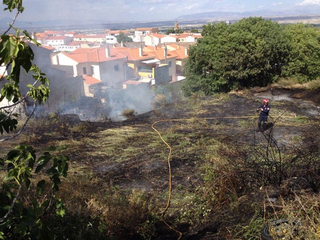 Incendio en un solar junto al ferial